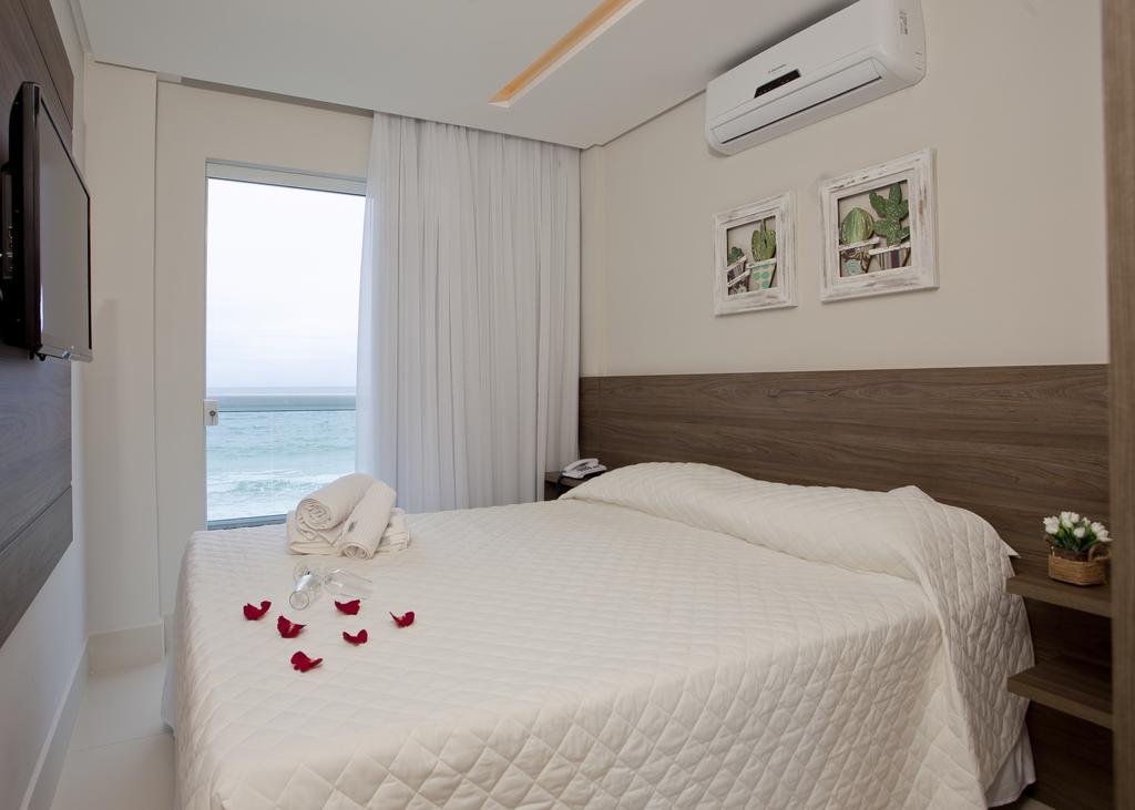 Quarto com Cama King-size e Vista do Mar